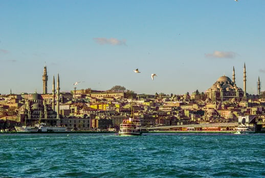 Stadt mit Moscheen vom Meer aus aufgenommen