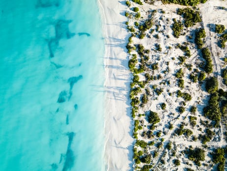 Ein Sandstrand von oben