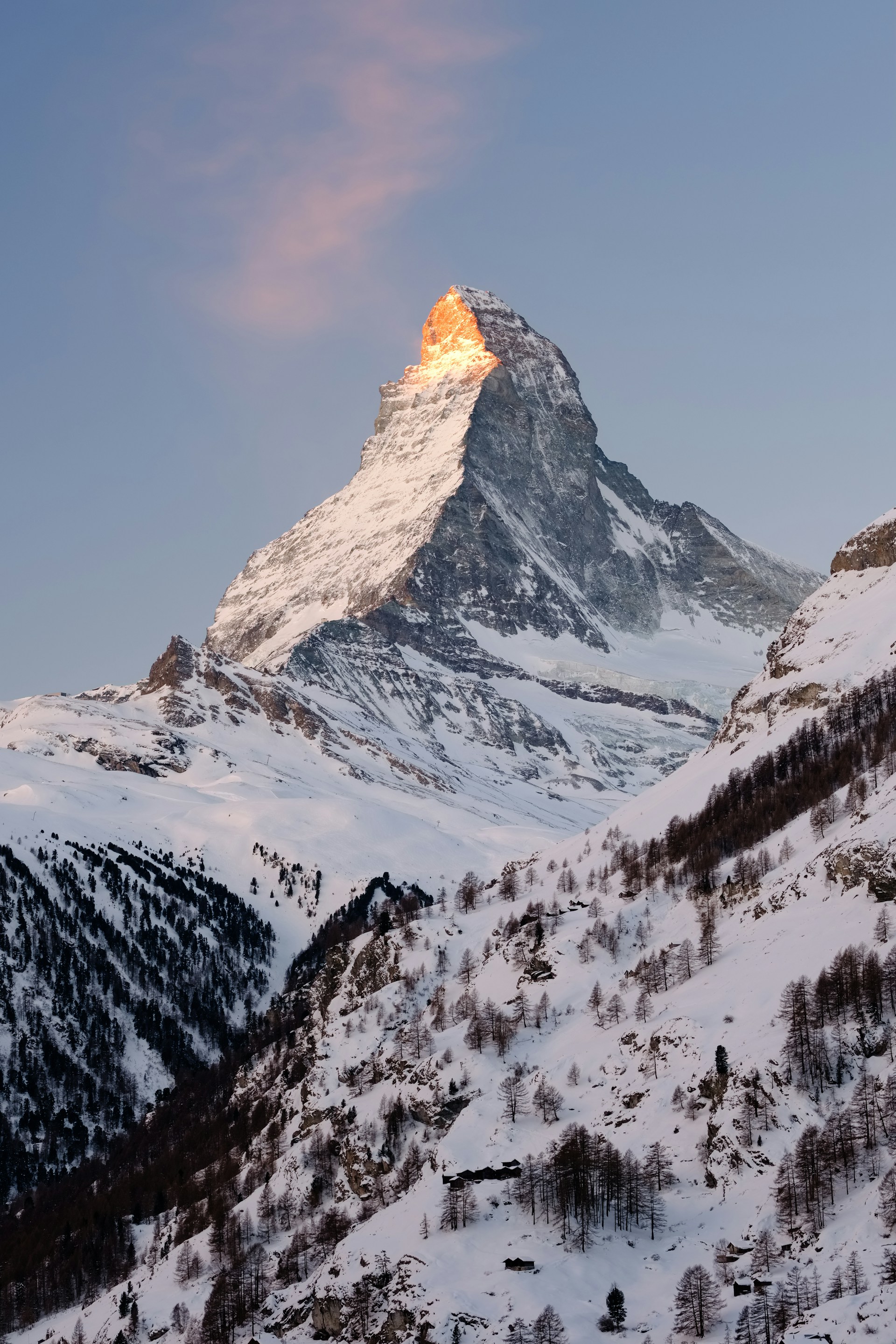 Ein spitzer Berg im Schnee