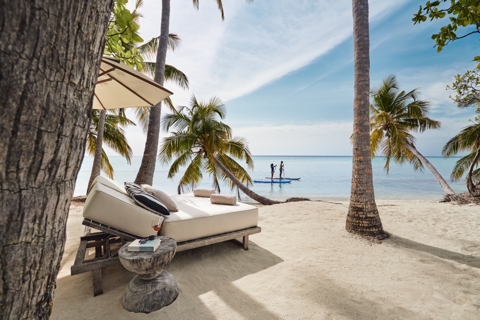 Vater und Mutter versuchen sich im SUP auf Como Maalifushi