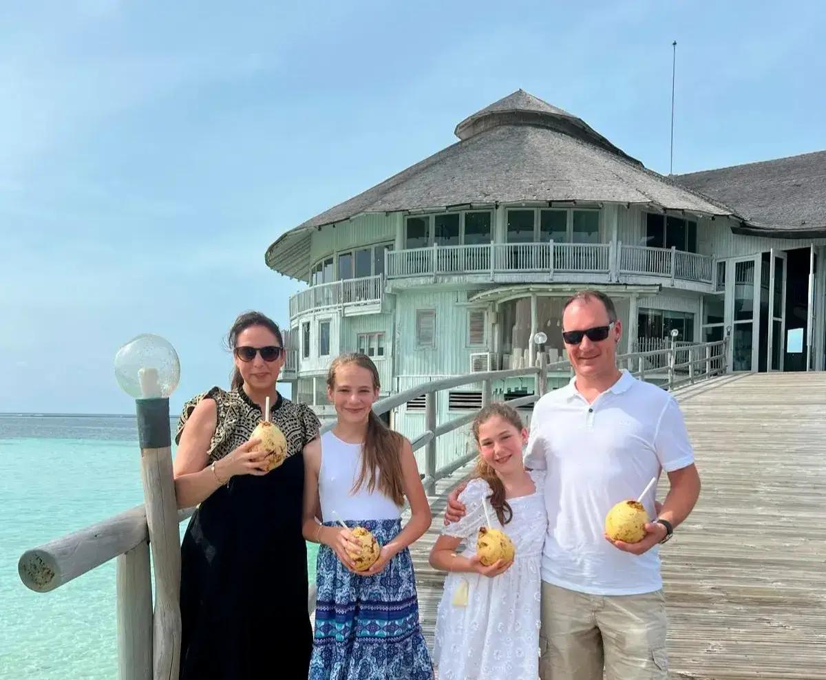 Sandra mit Familie auf Soneva Jani
