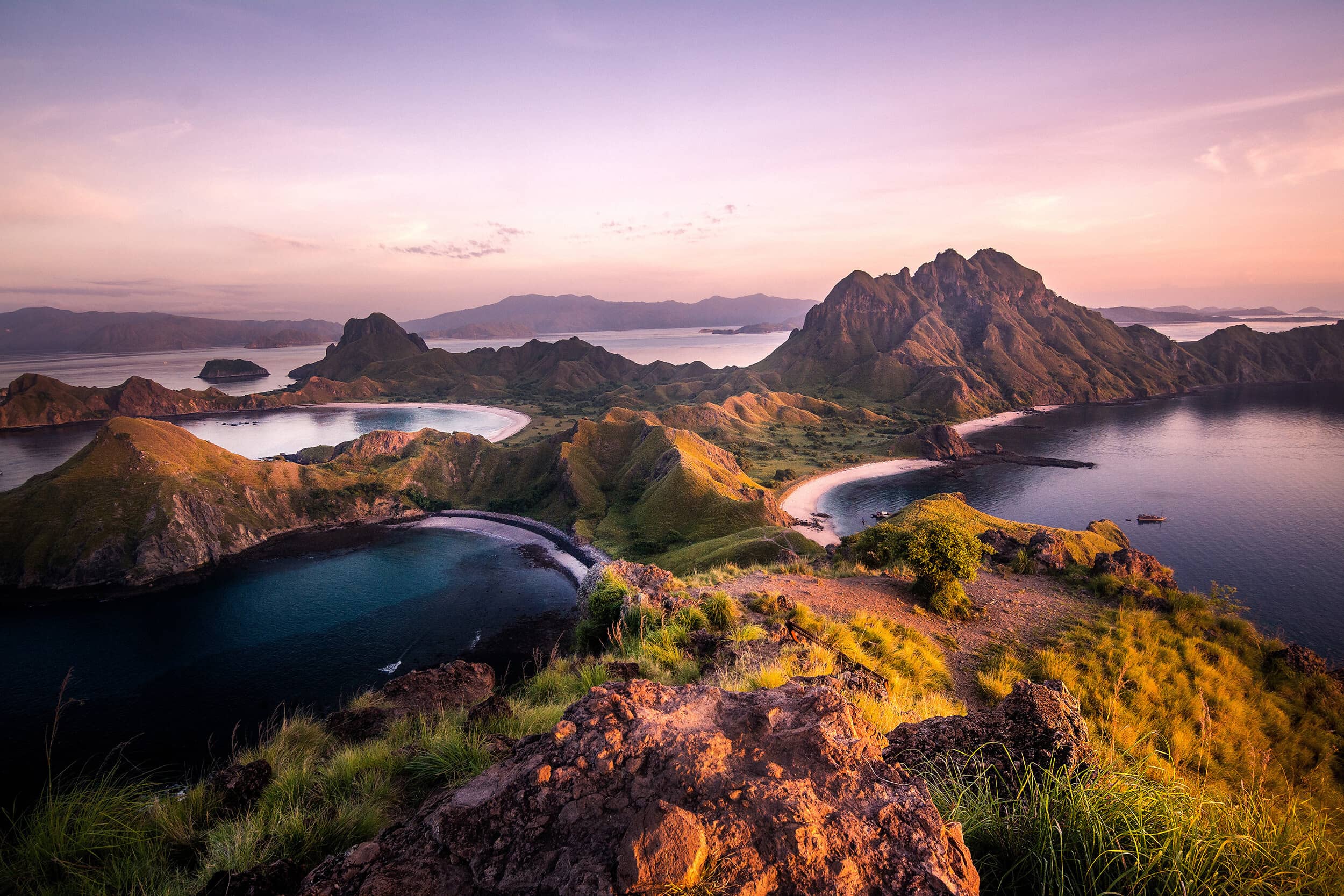 Atemberaubende Buchten von Komodo in sanftem Licht