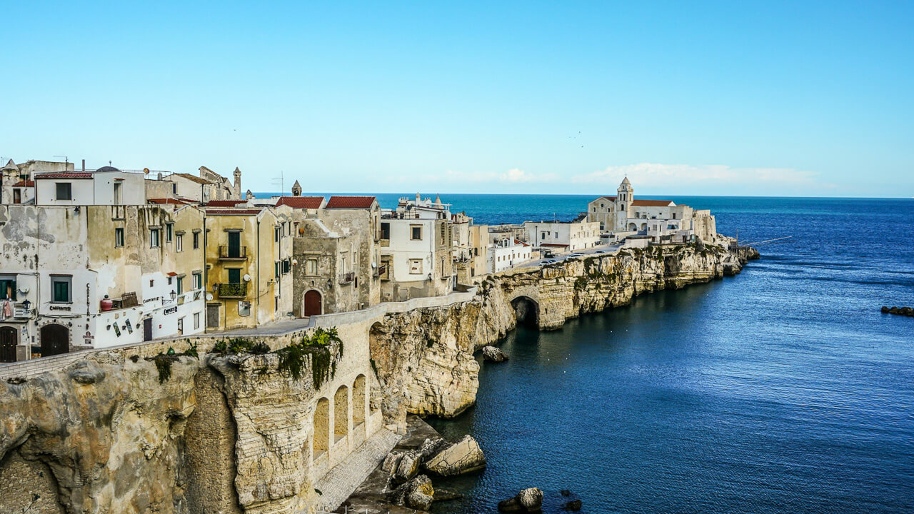 Italienische Stadt auf einer felsigen Landzunge am Mittelmeer