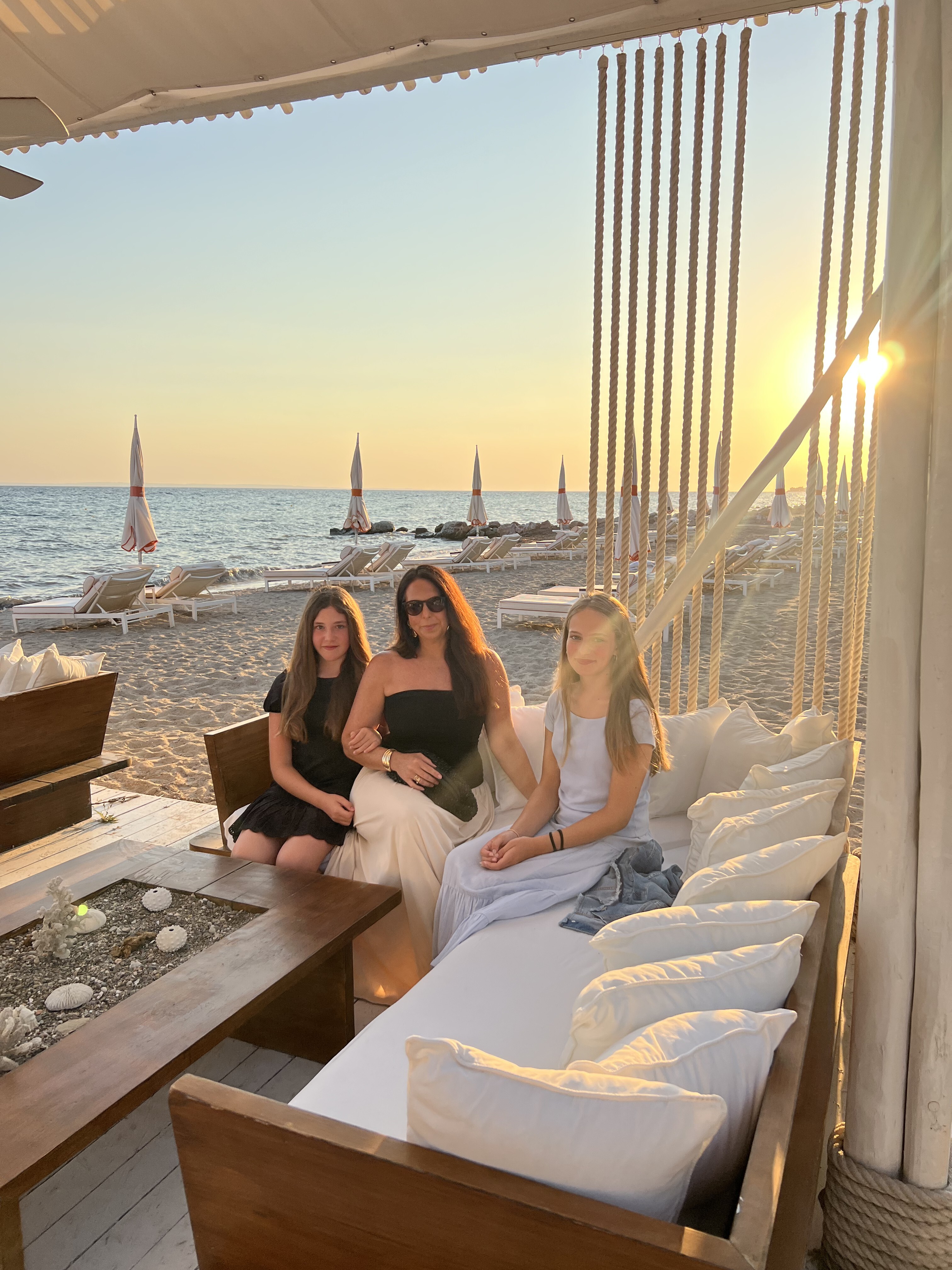 Familie beim Abendessen am Meer