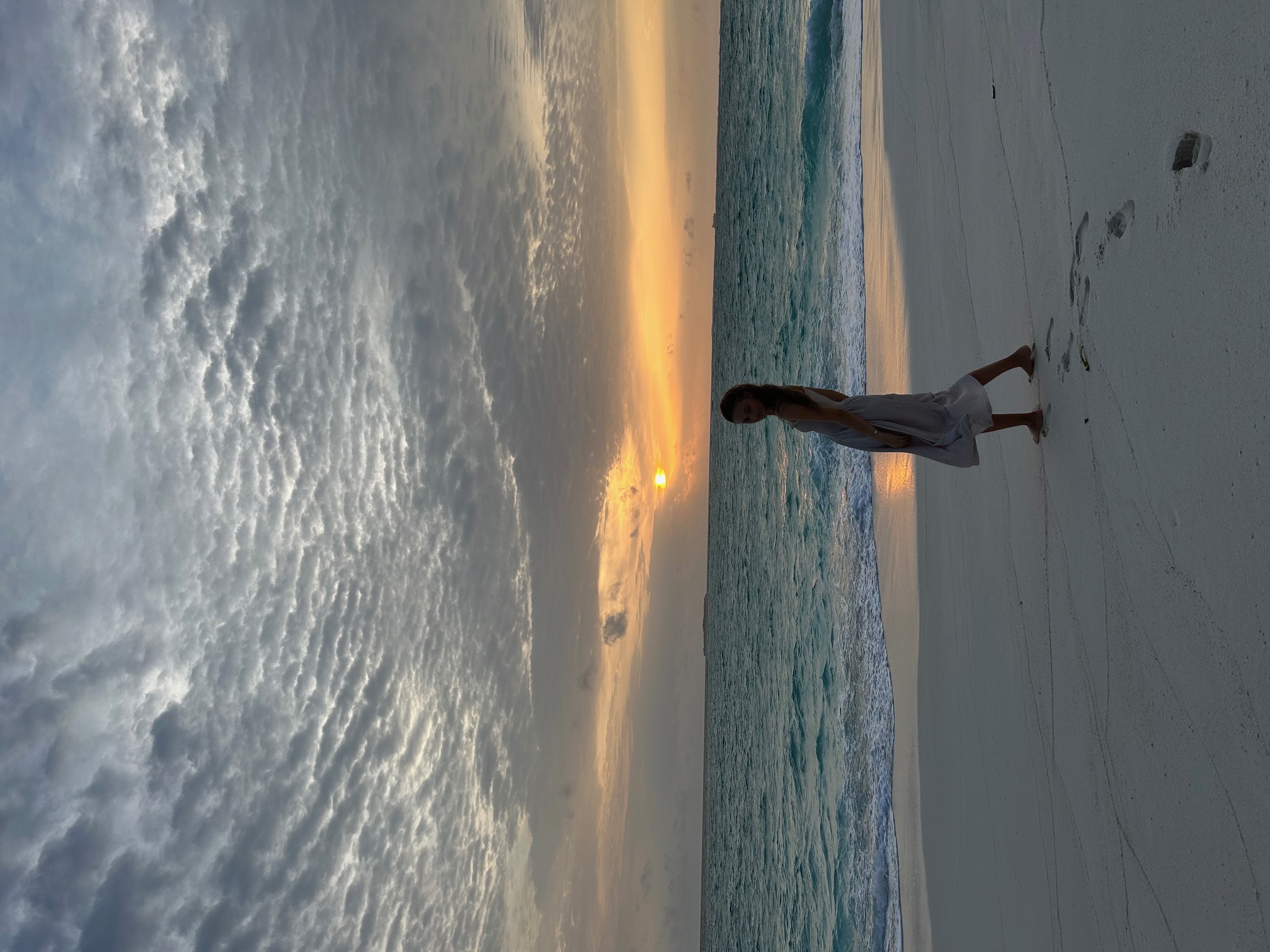 Frau am Strand während Sonnenuntergang